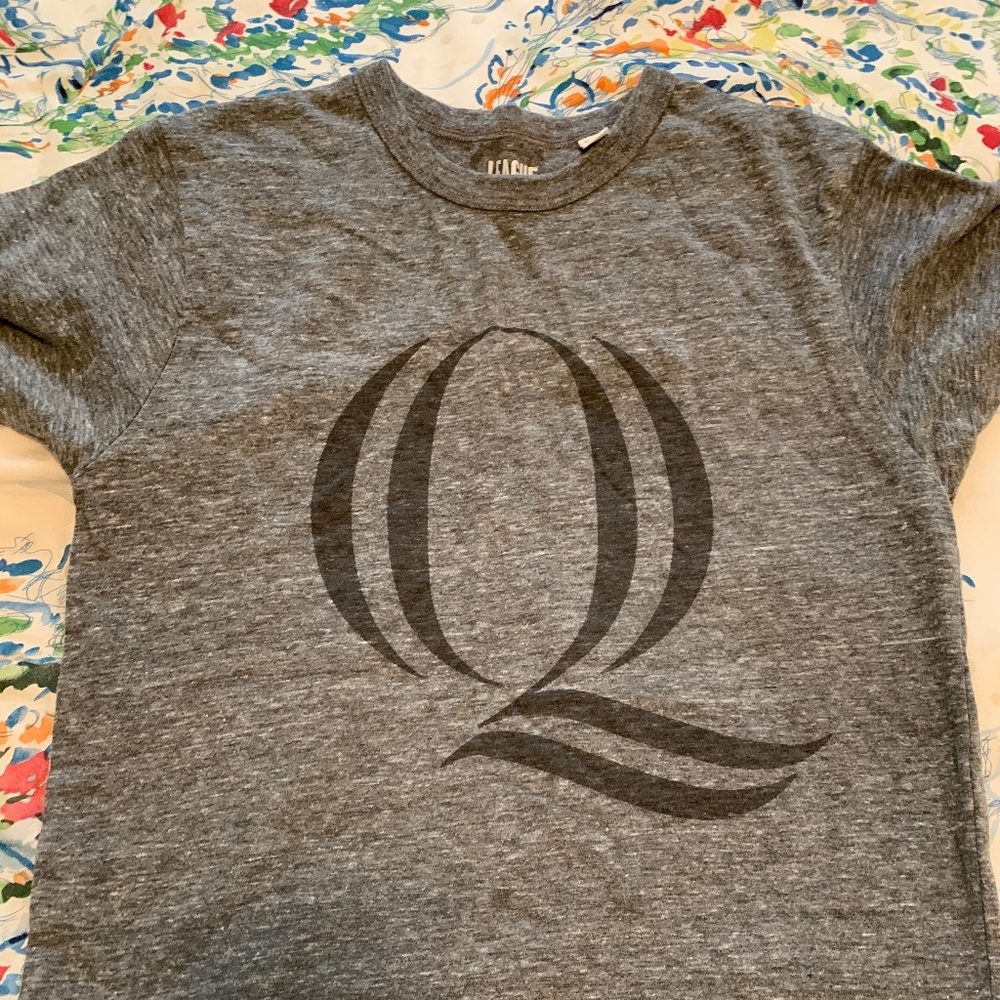 Quinnipiac University Gray Q Logo Tee